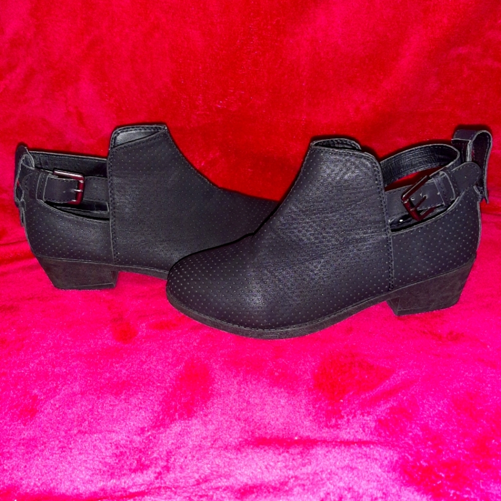 JUST BE - low top boot with buckle - ❤